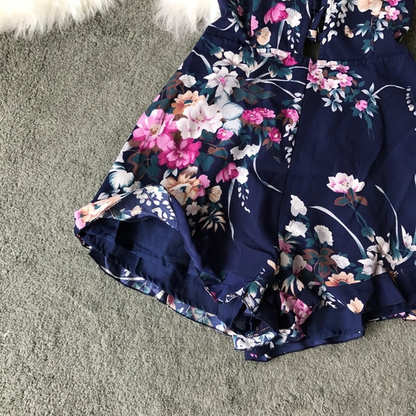 Salopeta de dama cu motiv floral si elemente in cruce