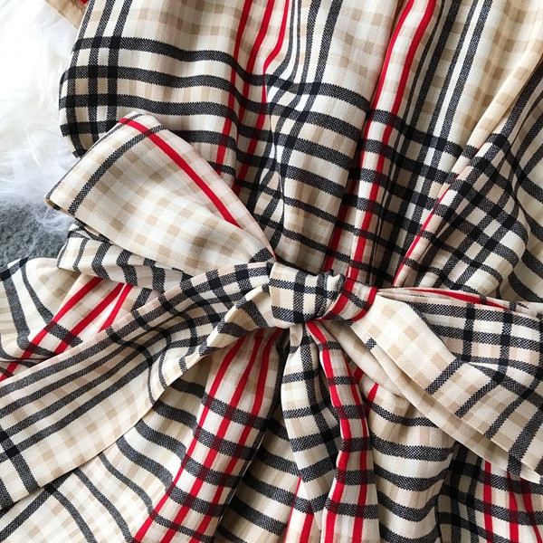 Salopeta dama in carouri cu umerii goi in doua culori