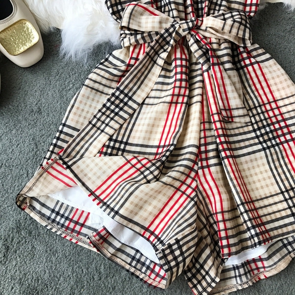 Salopeta dama in carouri cu umerii goi in doua culori