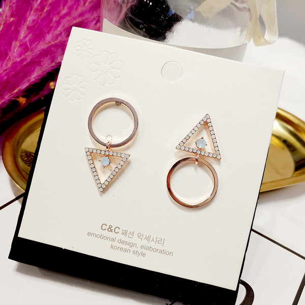 Cercei de dama actuali in culoare aurie cu pietre