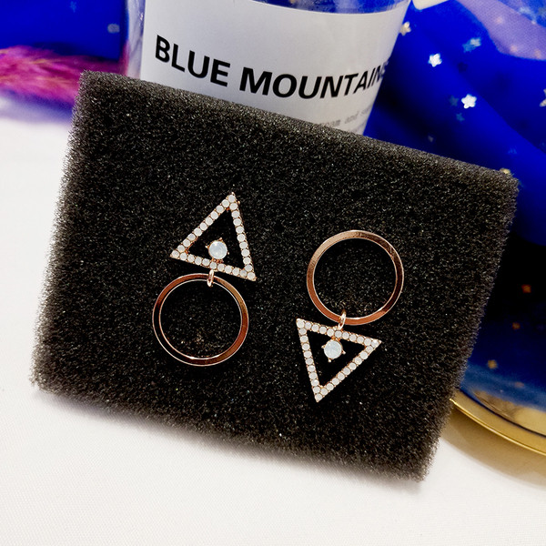 Cercei de dama actuali in culoare aurie cu pietre