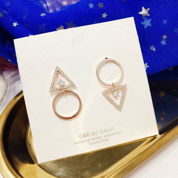 Cercei de dama actuali in culoare aurie cu pietre