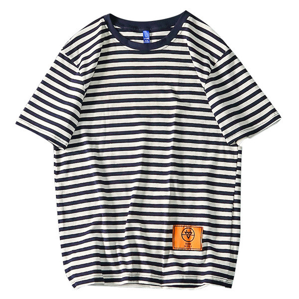 Tricou bărbătesc în dungi cu gât O și emblemă