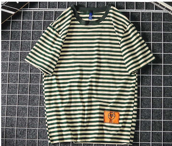 Tricou bărbătesc în dungi cu gât O și emblemă