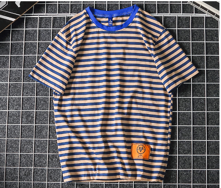 Tricou bărbătesc în dungi cu gât O și emblemă