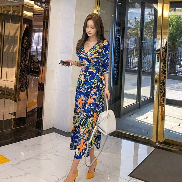 Rochie de dama eleganta cu model floral si cu fanta