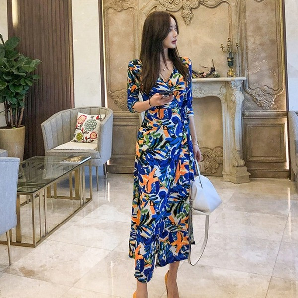 Rochie de dama eleganta cu model floral si cu fanta