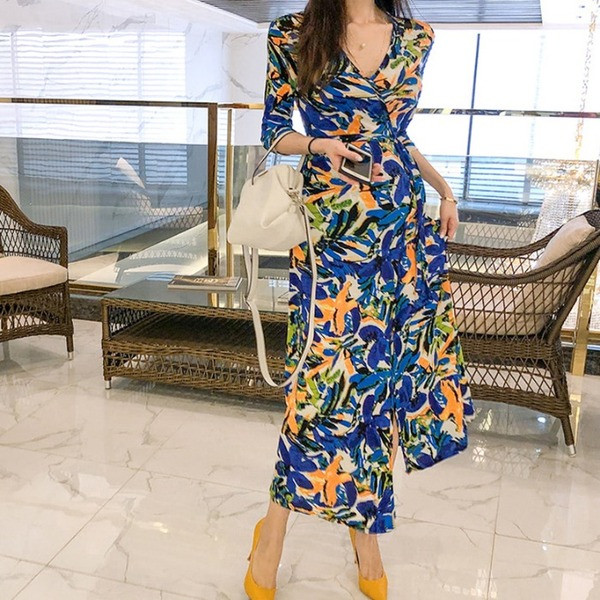 Rochie de dama eleganta cu model floral si cu fanta