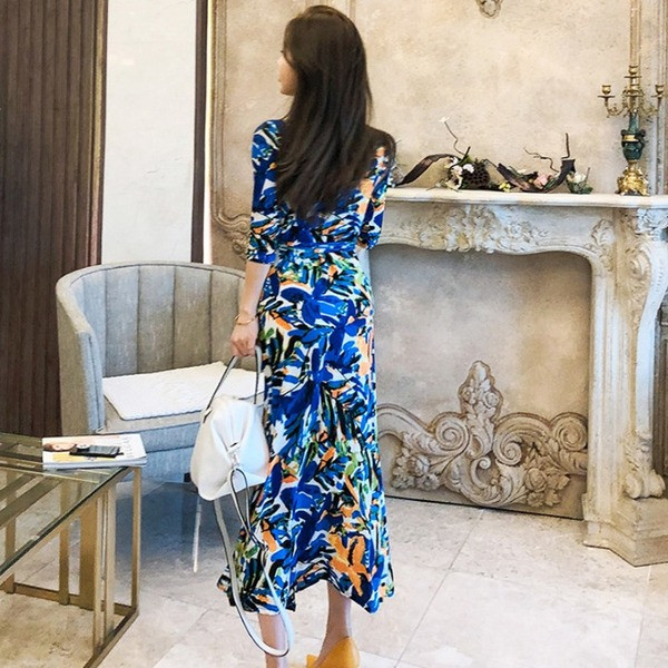 Rochie de dama eleganta cu model floral si cu fanta