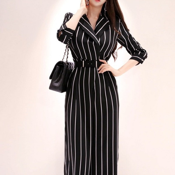 Salopetă elegantă pentru femei în dungi alb-negru