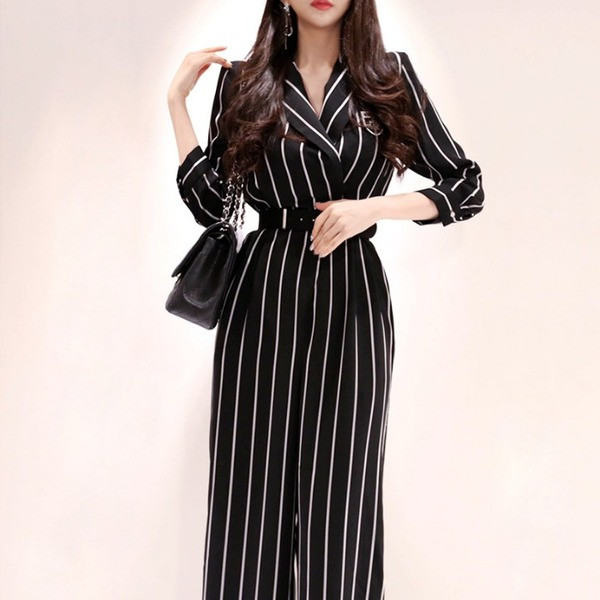 Salopetă elegantă pentru femei în dungi alb-negru