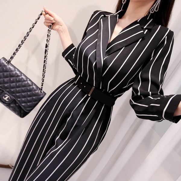 Salopetă elegantă pentru femei în dungi alb-negru
