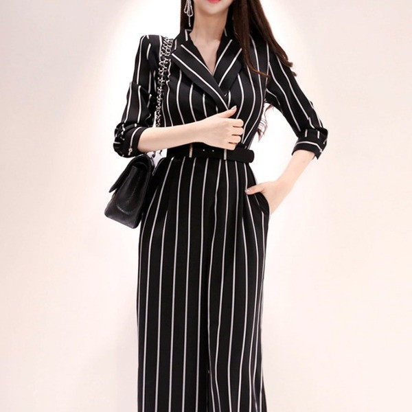 Salopetă elegantă pentru femei în dungi alb-negru