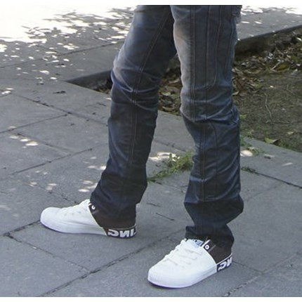 Adidași pentru bărbați colorați pe fundal alb-negru