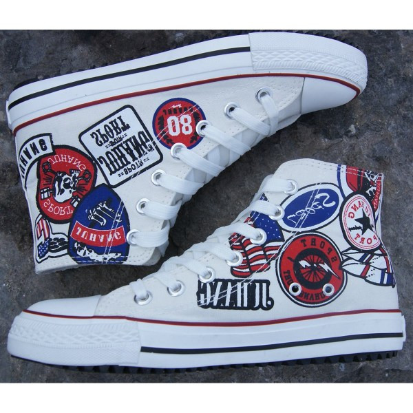 Adidași pentru bărbați colorați pe fundal alb-negru