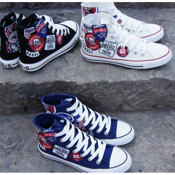 Adidași pentru bărbați colorați pe fundal alb-negru