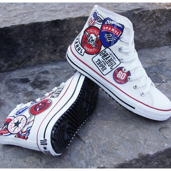 Adidași pentru bărbați colorați pe fundal alb-negru