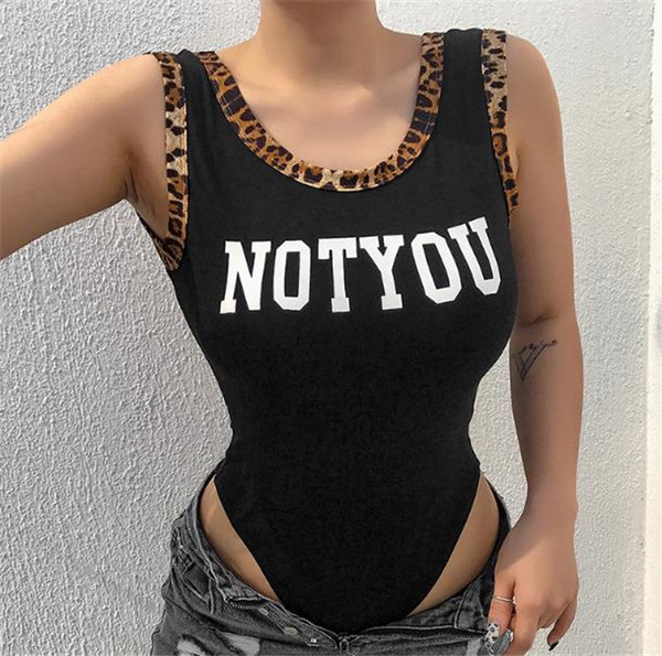 Corpul femeilor moderne în negru cu o inscripție