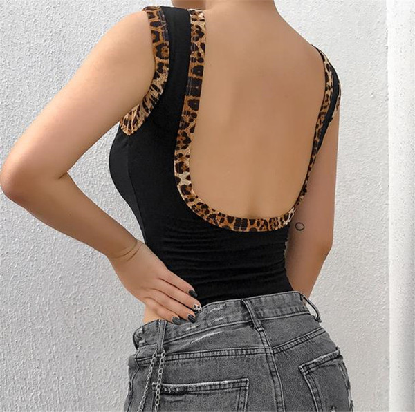 Corpul femeilor moderne în negru cu o inscripție