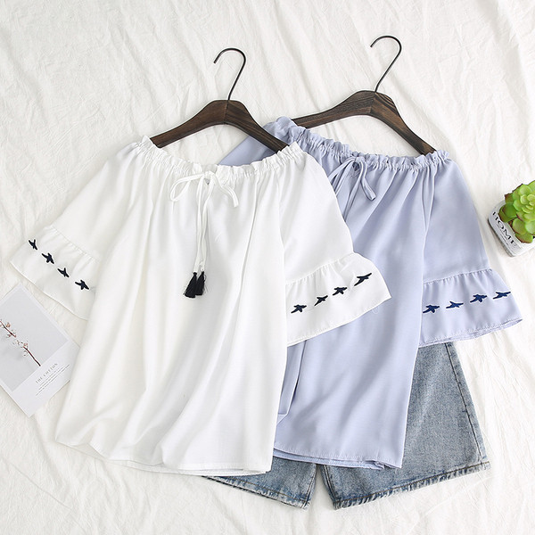 Bluză de damă modernă în alb și albastru cu cravate