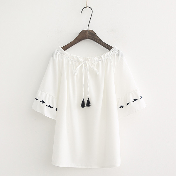 Bluză de damă modernă în alb și albastru cu cravate