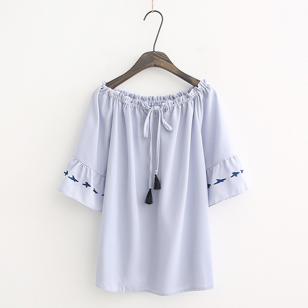 Bluză de damă modernă în alb și albastru cu cravate