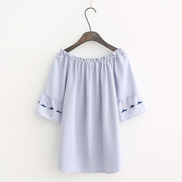 Bluză de damă modernă în alb și albastru cu cravate