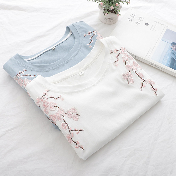 Tricou dama alb si albastru cu broderie