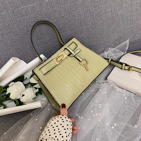 Geanta de dama eleganta cu decor metalic