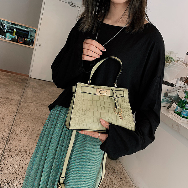 Geanta de dama eleganta cu decor metalic