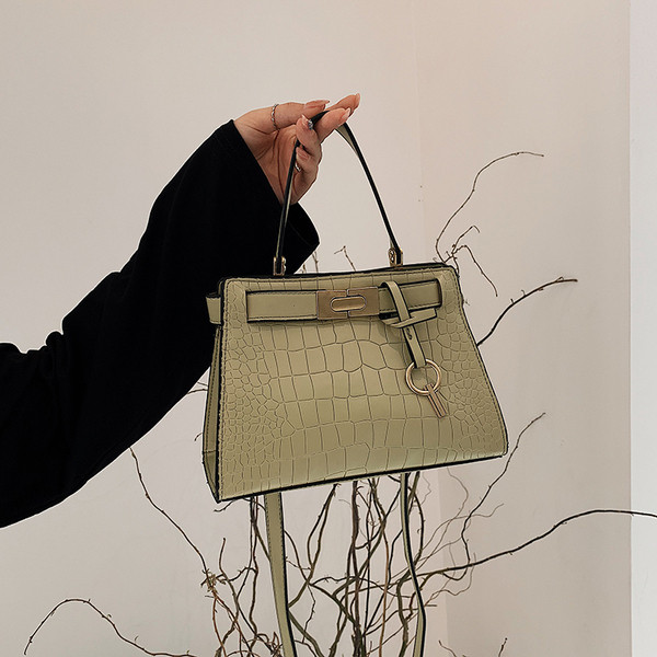 Geanta de dama eleganta cu decor metalic