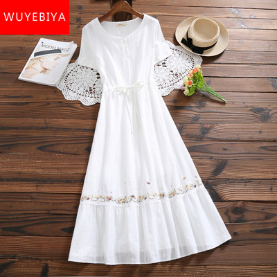 Ежедневна дамска рокля с къс ръкав и бродерия в бял цвят 