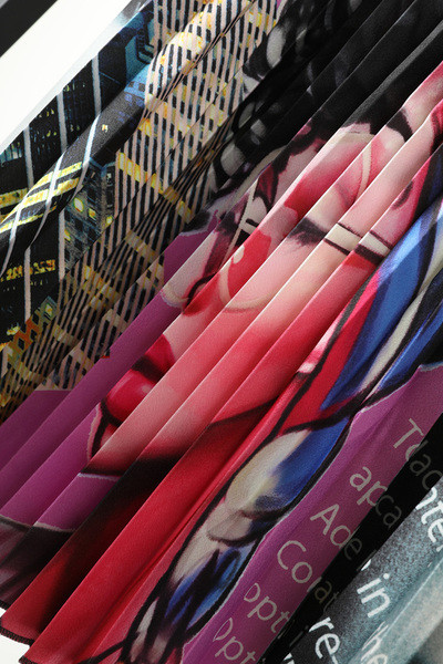 Fusta de dama pliata actuala cu aplicatie colorata