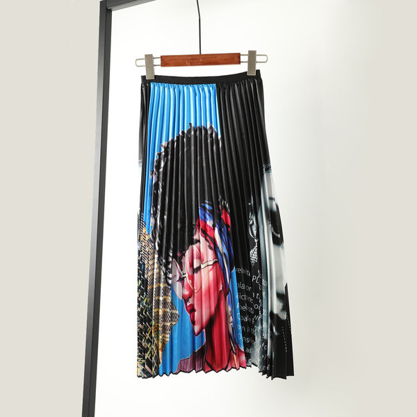 Fusta de dama pliata actuala cu aplicatie colorata