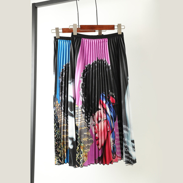 Fusta de dama pliata actuala cu aplicatie colorata