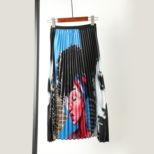 Fusta de dama pliata actuala cu aplicatie colorata