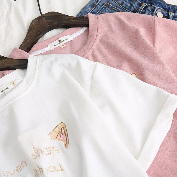 Tricou de dama modern in roz si alb cu aplicatie