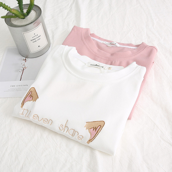 Tricou de dama modern in roz si alb cu aplicatie