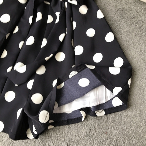 Salopetă de damă modernă cu vâsle în puncte albe și negre