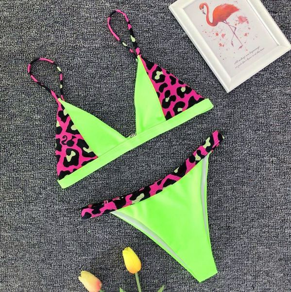 Costum de baie modern din două piese cu top triunghiular în două culori