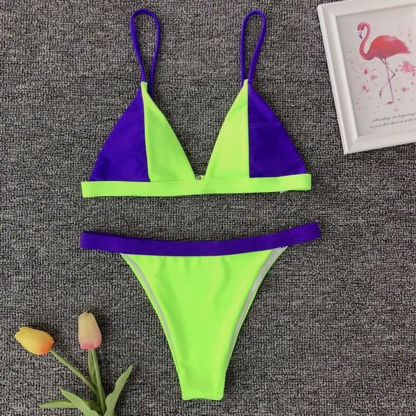 Costum de baie modern din două piese cu top triunghiular în două culori