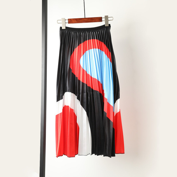 Fusta pliată de damă elegantă cu aplicație colorată