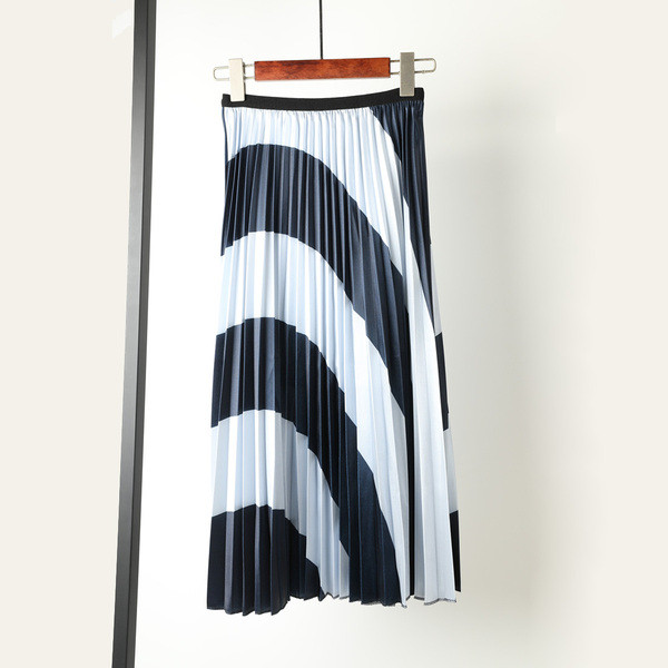 Fusta pliată de damă elegantă cu aplicație colorată