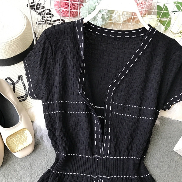 Rochie moderna de dama cu decolteu in V in alb si negru