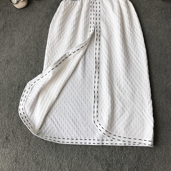 Rochie moderna de dama cu decolteu in V in alb si negru