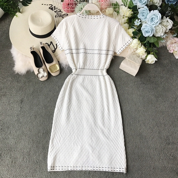 Rochie moderna de dama cu decolteu in V in alb si negru