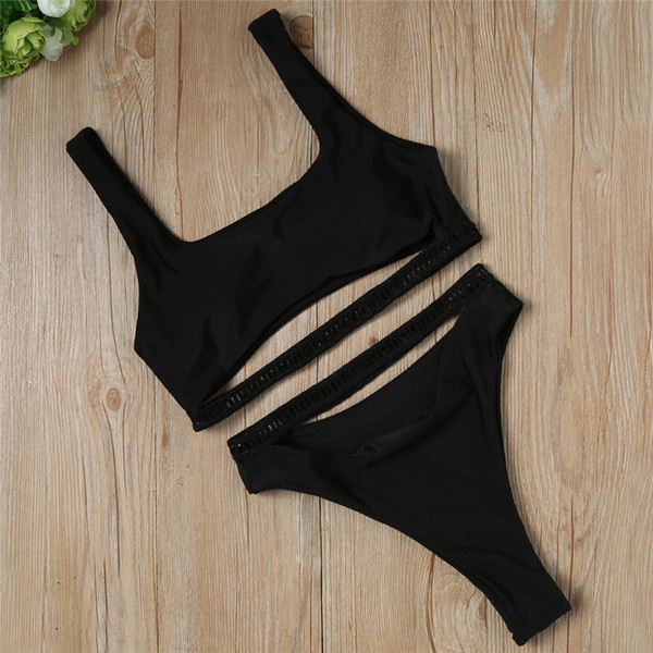 Costum de baie modern cu decupaje în negru