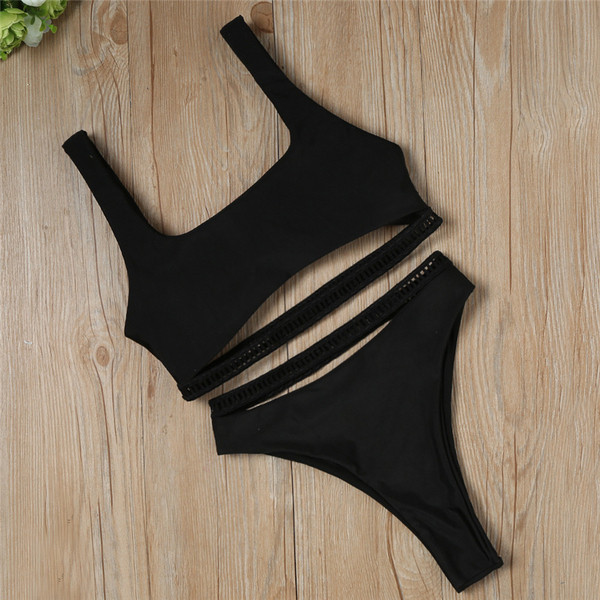 Costum de baie modern cu decupaje în negru