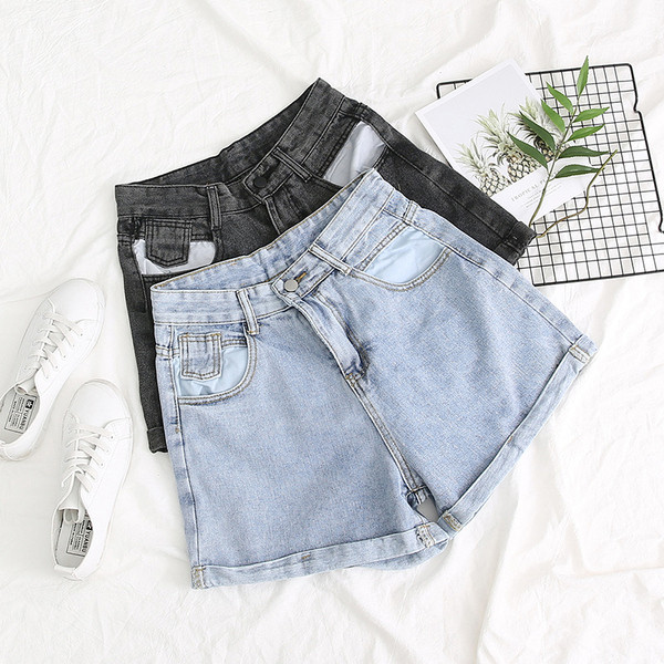 Pantaloni scurți de damă în albastru și negru cu buzunare