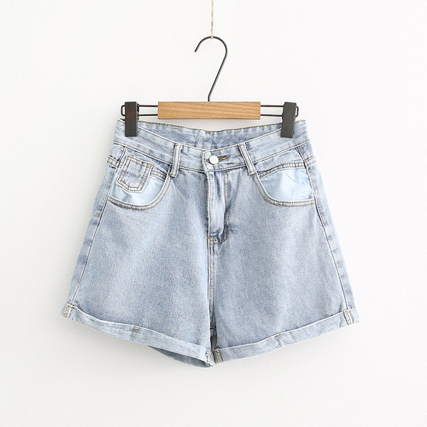 Pantaloni scurți de damă în albastru și negru cu buzunare